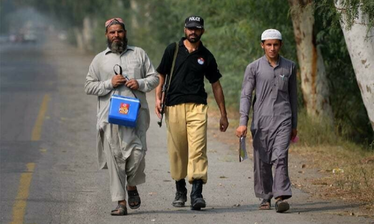 Bajaur–Polio worker and policeman gunned down