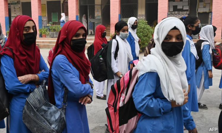 Face masks now mandatory as Lahore battles smog crisis