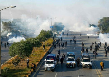 PTI convoys reach D-Chowk amid tear gas and clashes; Army takes control