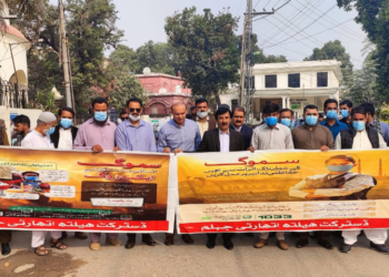 Awareness walk held in Jhelum to combat smog, masks and pamphlets distributed 