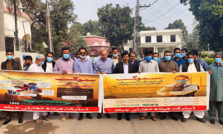 Awareness walk held in Jhelum to combat smog, masks and pamphlets distributed 