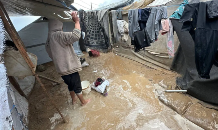 Heavy rain floods thousands of tents in Gaza