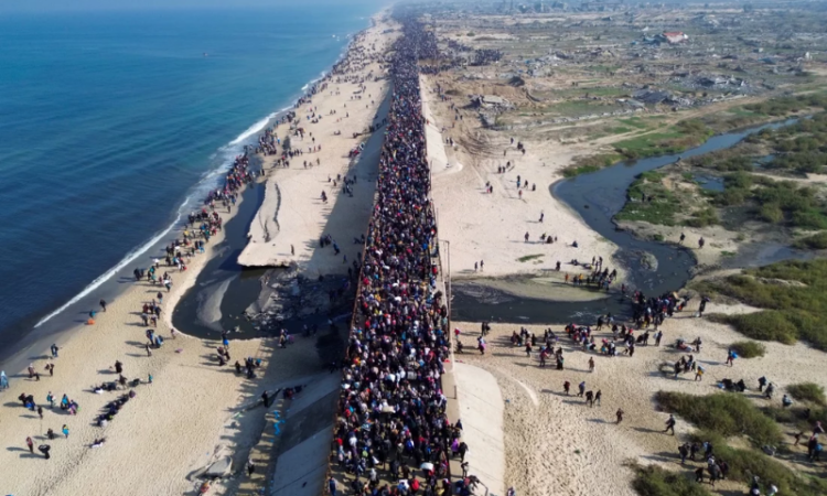 Thousands of Palestinians return to a devastated Gaza amid fragile ceasefires