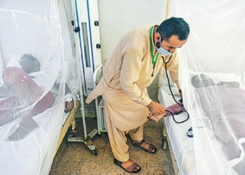 Doctors attribute Karachi's respiratory illness surge to weather change, not COVID-19