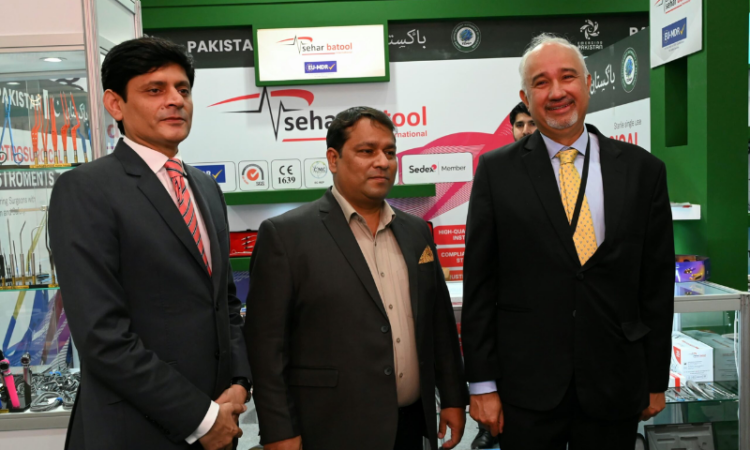 Ambassador Faisal Niaz Tirmizi inaugurates Pakistan pavilion at Arab Health 2025