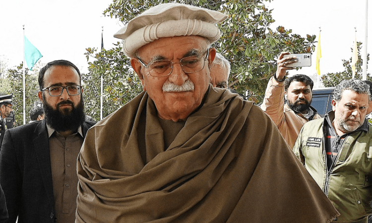 Achakzai urges PTI to end talks, calls on Nawaz to form national government