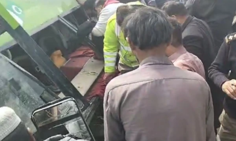 Eight Killed, five critically injured in bus crash on Motorway M-2.