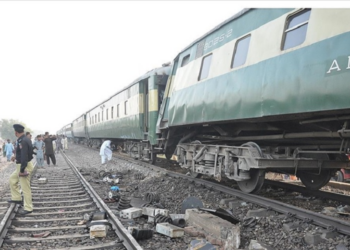 Two bogies of Karachi-Lahore Pak Business Express derail at Karachi Cantt station