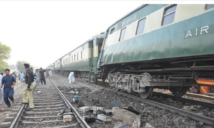 Two bogies of Karachi-Lahore Pak Business Express derail at Karachi Cantt station