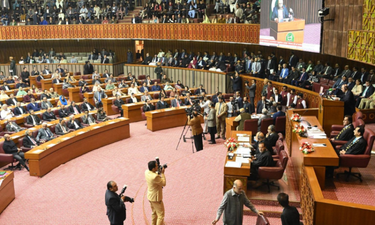 President Zardari’s Address to parliament disrupted by opposition protests