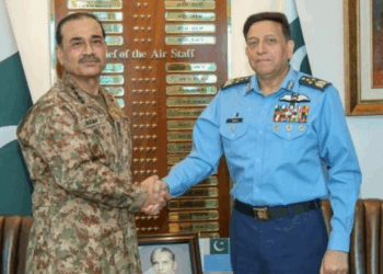 Army Chief visits Air Headquarters, applauds PAF for repelling Indian aggression