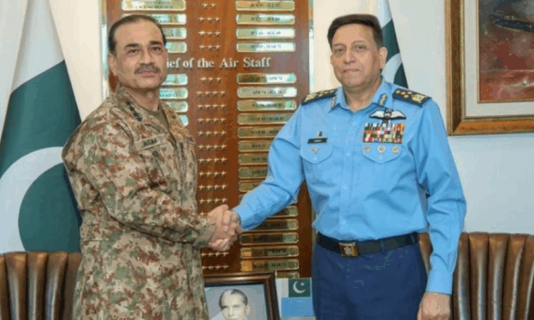 Army Chief visits Air Headquarters, applauds PAF for repelling Indian aggression