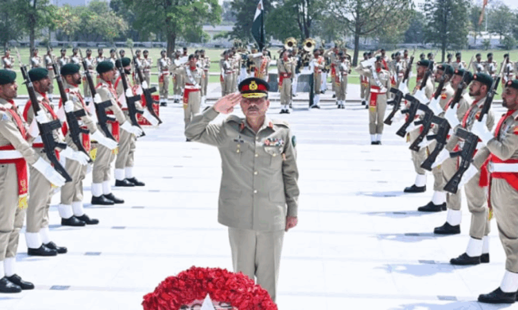 Field Marshal Asim Munir pays tribute to martyrs at GHQ, commends national resolve