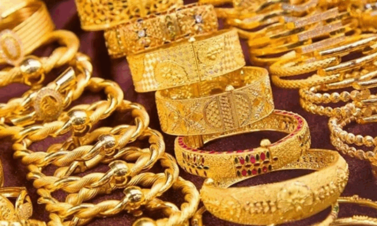 Gold prices drop sharply by Rs10,400 per tola in Pakistan