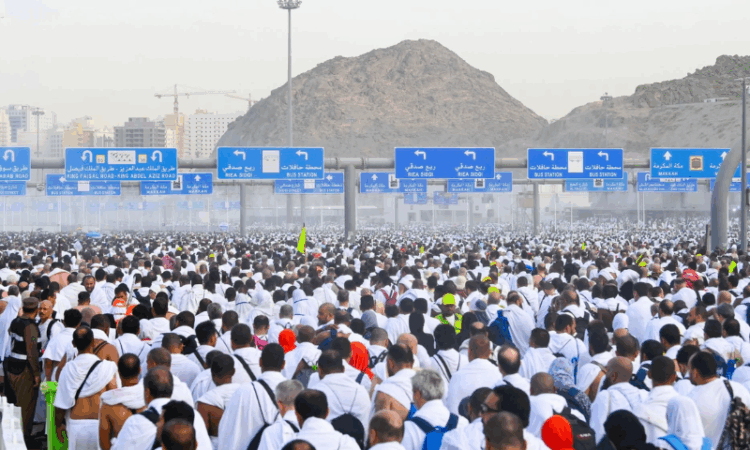 Saudi Arabia prepares for scorching Hajj with AI, shade, and cooling measures