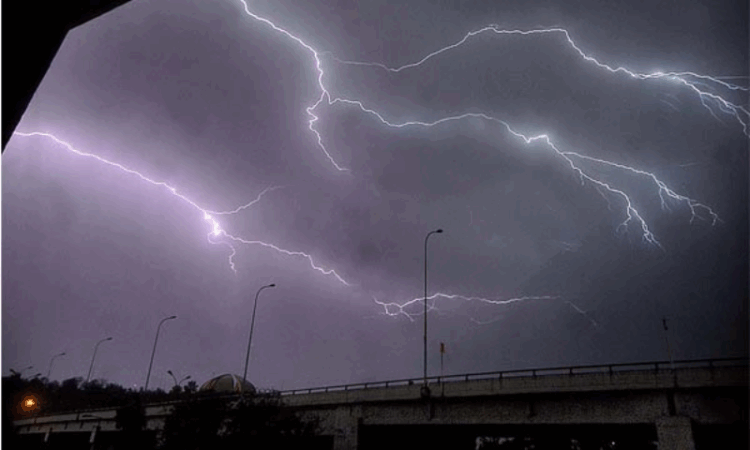 Twin cities lashed by thunderstorms; PMD Predicts nationwide rain