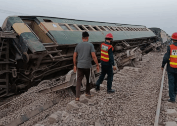 25 injured as Shalimar Express derails near Faisalabad after collision