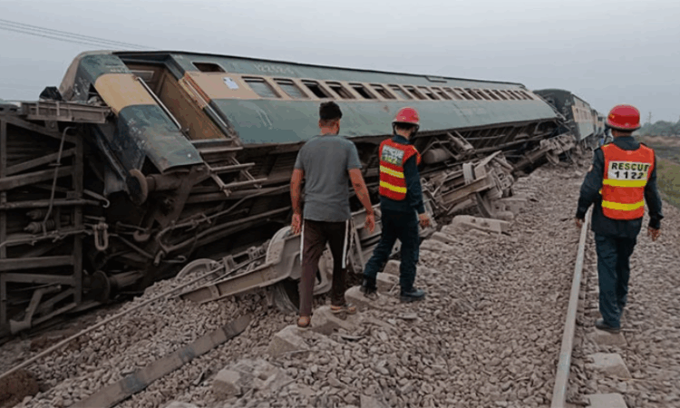25 injured as Shalimar Express derails near Faisalabad after collision