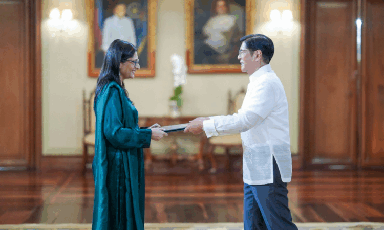 Dr. Asima presents credentials as Pakistan’s ambassador to the Philippines
