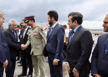 Ishaq Dar becomes first Pakistani foreign minister in 13 years to visit Dhaka