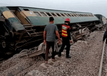 Over 25 injured as Islamabad Express derails near Kala Shah Kaku