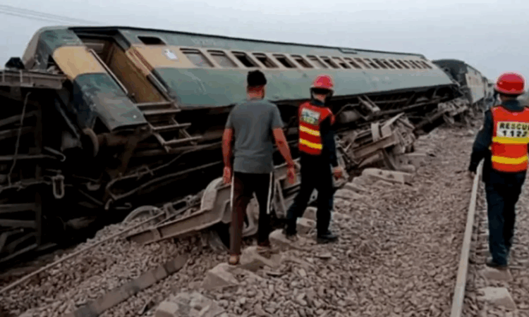Over 25 injured as Islamabad Express derails near Kala Shah Kaku