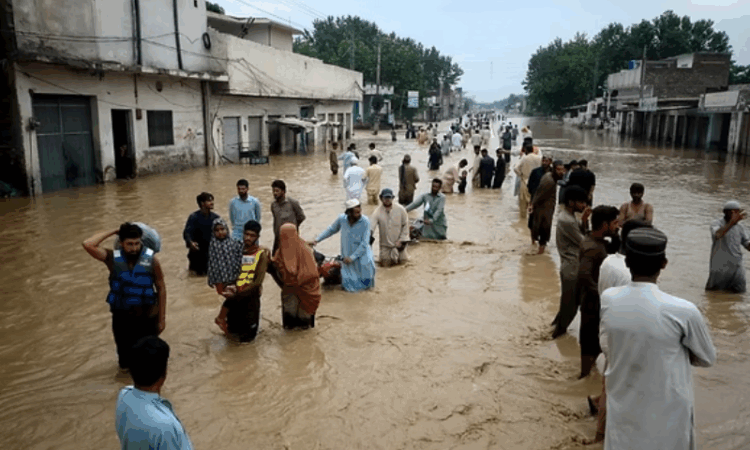 Monsoon death toll crosses 300 as Pakistan braces for more rains and floods