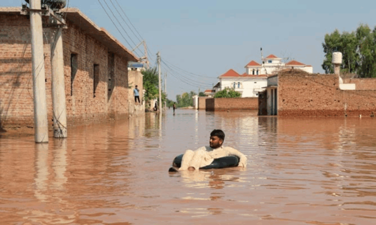 Sindh on alert as floodwaters threaten to enter province; over 1.6 million at risk