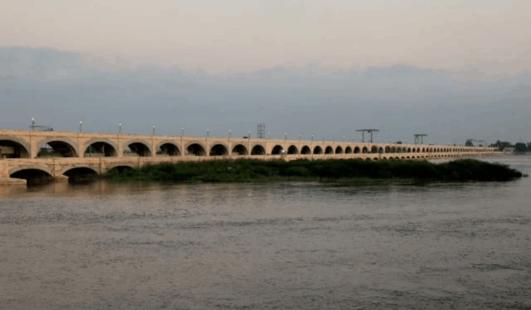 Sindh on alert as rivers swell, Army assists civil administration