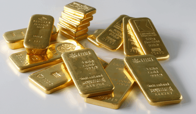 Gold prices hit record high in Pakistan