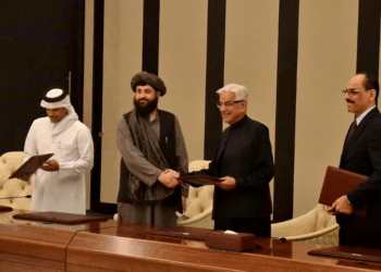 Pakistan, Afghanistan reach landmark ceasefire agreement in Doha talks Doha/Islamabad/Kabul, October 19, 2025: Pakistan and Afghanistan have reached a landmark ceasefire agreement following high-stakes negotiations in Doha, marking a potential breakthrough in efforts to restore peace and stability along their volatile border, Qatar’s Foreign Ministry announced late Sunday night. The agreement, mediated by Qatar and Turkiye, is seen as a major step toward ending months of escalating hostilities between the two neighbours. According to the Qatari Foreign Ministry, the deal includes an immediate cessation of hostilities and the establishment of mechanisms to consolidate lasting peace and stability. “During the negotiations, the two sides agreed to an immediate ceasefire and the establishment of mechanisms to consolidate lasting peace and stability between the two countries,” the statement read. “They also agreed to hold follow-up meetings in the coming days to ensure the sustainability of the ceasefire and verify its implementation in a reliable and sustainable manner.” Pakistan’s Defence Minister Khawaja Asif, who led Islamabad’s delegation, confirmed the development, expressing optimism that the agreement would help ease border tensions and strengthen bilateral cooperation. “As per the understanding, both countries have agreed to respect each other’s territorial sovereignty,” Asif said, adding that terrorist activities originating from Afghan soil must cease immediately. He announced that delegations from both sides will reconvene in Istanbul on October 25 to finalize a permanent monitoring framework. Asif thanked Qatar and Turkiye for facilitating the talks, which brought together senior defence and intelligence officials from both sides. The Afghan delegation was led by Defence Minister Mullah Yaqoob, accompanied by the Taliban regime’s intelligence chief. Sources said Pakistan conveyed to the Afghan side that the presence of militant groups in Afghanistan was “unacceptable”, emphasizing the need for verifiable security guarantees. Deputy Prime Minister and Foreign Minister Ishaq Dar hailed the accord as “the first step in the right direction”. “We look forward to establishing a concrete and verifiable monitoring mechanism in the next meeting to be hosted by Turkiye,” Dar wrote on X (formerly Twitter). “It is important to put all efforts in place to prevent any further loss of lives.” The ceasefire follows a period of heightened tensions after Taliban forces and India-backed Tehreek-e-Taliban Pakistan (TTP) militants launched an unprovoked cross-border attack on October 12. Pakistan’s armed forces responded with precision strikes against militant positions in Afghanistan’s Kandahar province and Kabul, reportedly killing over 200 militants, while 23 Pakistani soldiers embraced martyrdom in the clashes, according to the Inter-Services Public Relations (ISPR). In a separate statement, Information Minister Attaullah Tarar said Pakistan had also targeted verified camps of the proscribed Gul Bahadur group in the border areas of North and South Waziristan, eliminating “60 to 70 militants based on confirmed intelligence reports.” Following the ceasefire announcement, Prime Minister Shehbaz Sharif reaffirmed Pakistan’s readiness to engage in dialogue with the Taliban regime “on reasonable terms” to ensure long-term regional peace. Pakistan has witnessed a sharp rise in cross-border terrorist incidents since the Taliban’s return to power in Kabul in 2021, particularly in the border provinces of Khyber Pakhtunkhwa and Balochistan. The two countries share a 2,500-kilometre porous border, which remains vital for regional trade but has also been a flashpoint for militancy and security challenges. Analysts say the Doha accord, if implemented in good faith, could mark a turning point in Pakistan-Afghanistan relations and contribute to broader regional stability — provided both sides honour their commitments to curb militancy and respect territorial integrity.