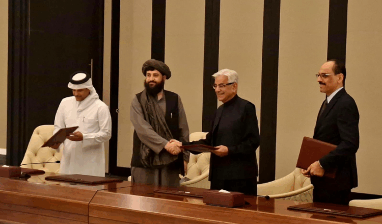 Pakistan, Afghanistan reach landmark ceasefire agreement in Doha talks Doha/Islamabad/Kabul, October 19, 2025: Pakistan and Afghanistan have reached a landmark ceasefire agreement following high-stakes negotiations in Doha, marking a potential breakthrough in efforts to restore peace and stability along their volatile border, Qatar’s Foreign Ministry announced late Sunday night. The agreement, mediated by Qatar and Turkiye, is seen as a major step toward ending months of escalating hostilities between the two neighbours. According to the Qatari Foreign Ministry, the deal includes an immediate cessation of hostilities and the establishment of mechanisms to consolidate lasting peace and stability. “During the negotiations, the two sides agreed to an immediate ceasefire and the establishment of mechanisms to consolidate lasting peace and stability between the two countries,” the statement read. “They also agreed to hold follow-up meetings in the coming days to ensure the sustainability of the ceasefire and verify its implementation in a reliable and sustainable manner.” Pakistan’s Defence Minister Khawaja Asif, who led Islamabad’s delegation, confirmed the development, expressing optimism that the agreement would help ease border tensions and strengthen bilateral cooperation. “As per the understanding, both countries have agreed to respect each other’s territorial sovereignty,” Asif said, adding that terrorist activities originating from Afghan soil must cease immediately. He announced that delegations from both sides will reconvene in Istanbul on October 25 to finalize a permanent monitoring framework. Asif thanked Qatar and Turkiye for facilitating the talks, which brought together senior defence and intelligence officials from both sides. The Afghan delegation was led by Defence Minister Mullah Yaqoob, accompanied by the Taliban regime’s intelligence chief. Sources said Pakistan conveyed to the Afghan side that the presence of militant groups in Afghanistan was “unacceptable”, emphasizing the need for verifiable security guarantees. Deputy Prime Minister and Foreign Minister Ishaq Dar hailed the accord as “the first step in the right direction”. “We look forward to establishing a concrete and verifiable monitoring mechanism in the next meeting to be hosted by Turkiye,” Dar wrote on X (formerly Twitter). “It is important to put all efforts in place to prevent any further loss of lives.” The ceasefire follows a period of heightened tensions after Taliban forces and India-backed Tehreek-e-Taliban Pakistan (TTP) militants launched an unprovoked cross-border attack on October 12. Pakistan’s armed forces responded with precision strikes against militant positions in Afghanistan’s Kandahar province and Kabul, reportedly killing over 200 militants, while 23 Pakistani soldiers embraced martyrdom in the clashes, according to the Inter-Services Public Relations (ISPR). In a separate statement, Information Minister Attaullah Tarar said Pakistan had also targeted verified camps of the proscribed Gul Bahadur group in the border areas of North and South Waziristan, eliminating “60 to 70 militants based on confirmed intelligence reports.” Following the ceasefire announcement, Prime Minister Shehbaz Sharif reaffirmed Pakistan’s readiness to engage in dialogue with the Taliban regime “on reasonable terms” to ensure long-term regional peace. Pakistan has witnessed a sharp rise in cross-border terrorist incidents since the Taliban’s return to power in Kabul in 2021, particularly in the border provinces of Khyber Pakhtunkhwa and Balochistan. The two countries share a 2,500-kilometre porous border, which remains vital for regional trade but has also been a flashpoint for militancy and security challenges. Analysts say the Doha accord, if implemented in good faith, could mark a turning point in Pakistan-Afghanistan relations and contribute to broader regional stability — provided both sides honour their commitments to curb militancy and respect territorial integrity.