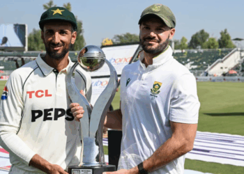 South Africa crush Pakistan by eight wickets to level test series