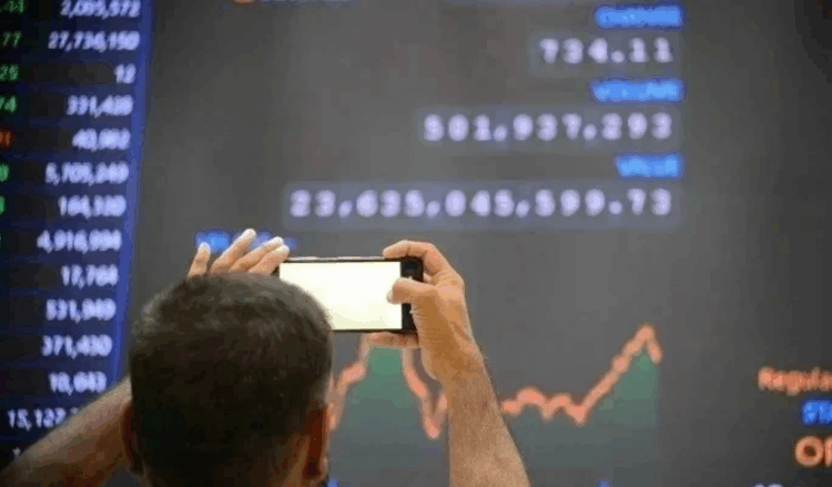 KSE-100 surges over 7,000 points amid renewed optimism