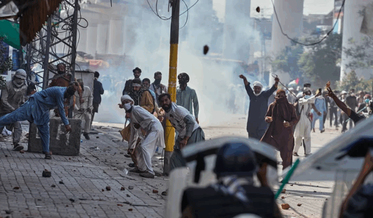 TLP protest march reaches Muridke; clashes leave dozens injured, security tightened in Islamabad