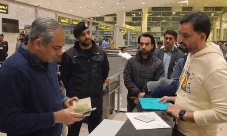 Naqvi orders zero tolerance against visa agents, says no passenger with valid documents should be stopped