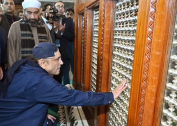 President Zardari visits sacred shrines in Baghdad, seeks deeper Pakistan-Iraq cooperation