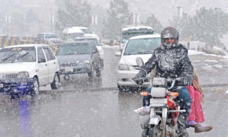 Murree police on high alert after first snowfall, DPO urges tourists to follow safety guidelines