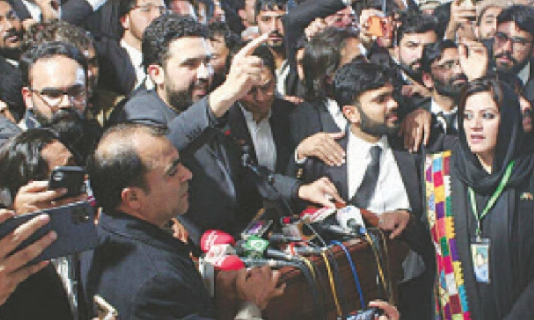 PTI rules out talks ‘as underdog,’ links dialogue with govt to street movement