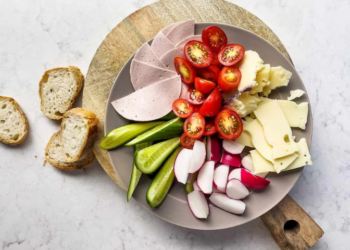 Viral ‘Girl Dinner’ Trend Mirrors Switzerland’s Traditional Café Complet