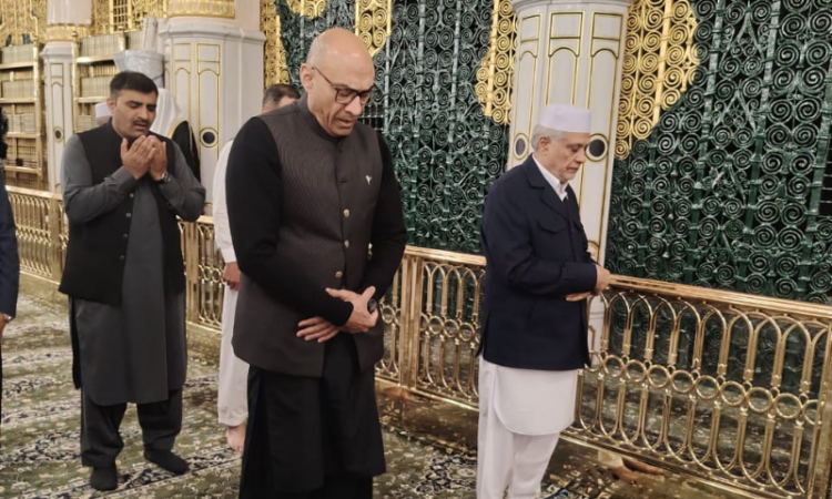 Ishaq Dar offers prayers at Roza-e-Rasool ﷺ during Saudi Arabia visit