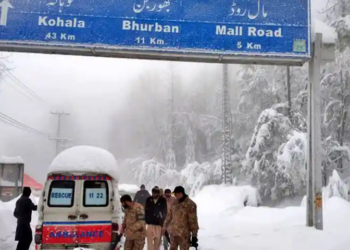Fresh snowfall blankets Murree as police issue safety advisory amid tourist influx