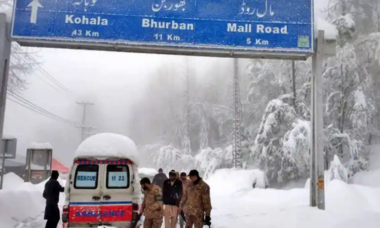 Fresh snowfall blankets Murree as police issue safety advisory amid tourist influx