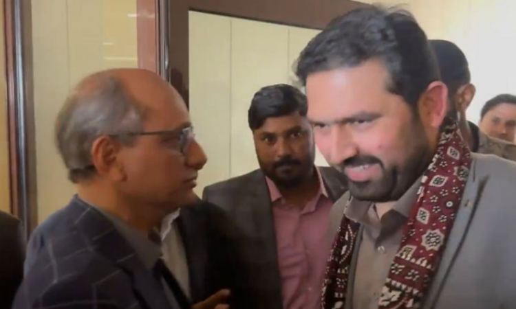 KP CM Sohail Afridi visits Karachi Press Club, criticises Punjab visit, announces PTI Rally