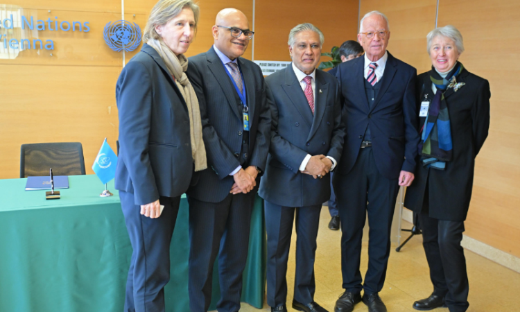 Dar meets former Austrian Envoys, reviews Pakistan–Austria cooperation