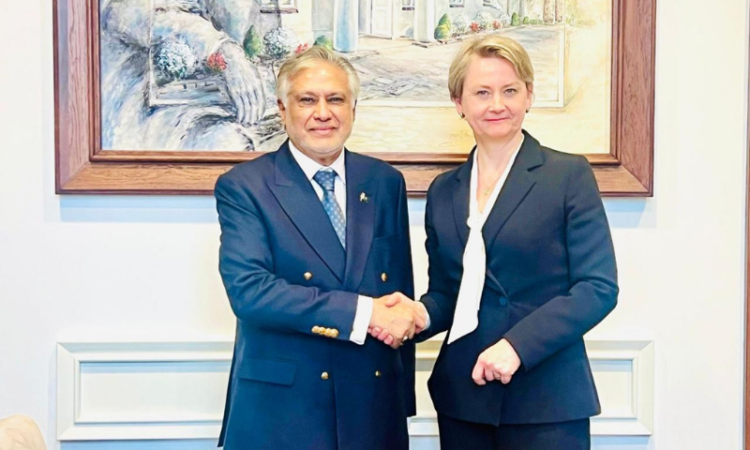 Dar meets UK Foreign Secretary in New York, discusses bilateral ties and regional issues