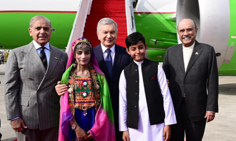 President, PM welcome Uzbek President Shavkat Mirziyoyev on state visit to Pakistan