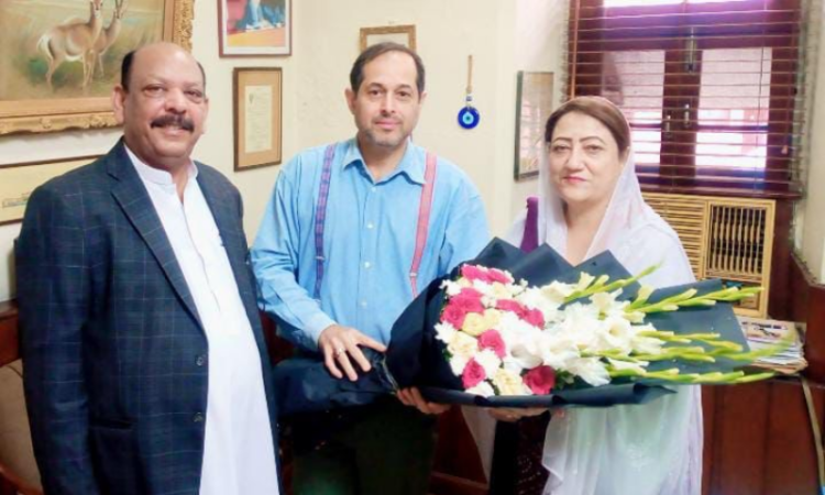 Former MNA Asiya Nasir calls on Isphanyar Bhandara