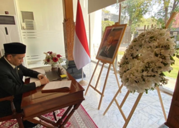 Malaysian High Commissioner signs condolence book for former Indonesian VP Try Sutrisno