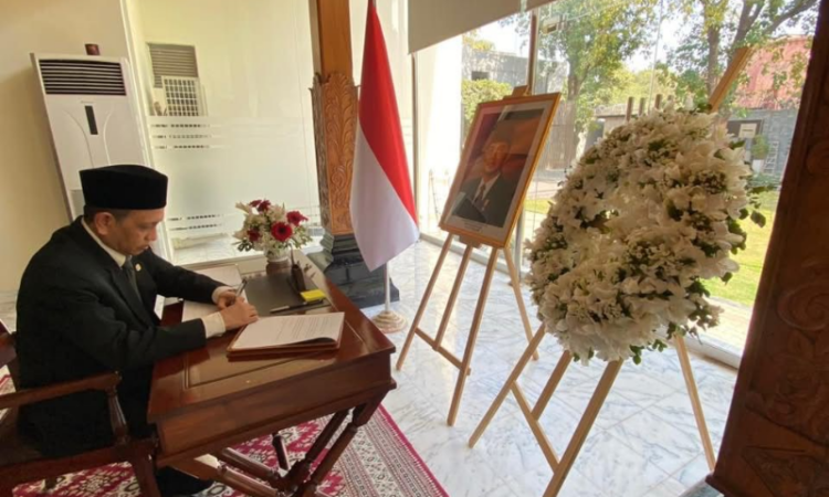 Malaysian High Commissioner signs condolence book for former Indonesian VP Try Sutrisno